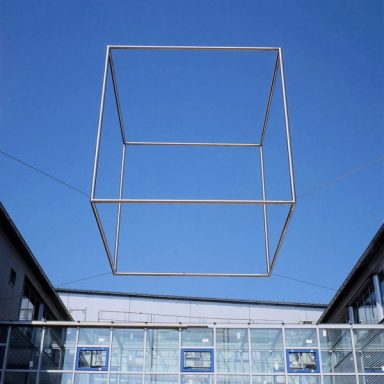 Dreiklang (Würfel) Dreiklang (Würfel), 1994, Edelstahl, 250 x 250 x 250 cm