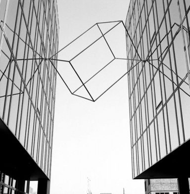 Missing Link Missing Link, 1996, Edelstahl, 420 x 260 x 260 cm, Sparkasse, Dresdner Bank, FrankfurtOder
