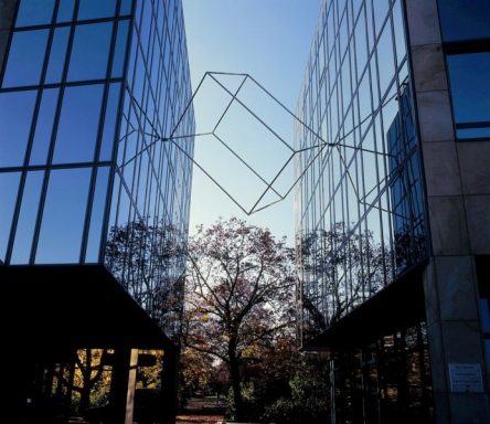 Missing Link Missing Link, 1996, Edelstahl, 420 x 260 x 260 cm, Sparkasse, FrankfurtOder