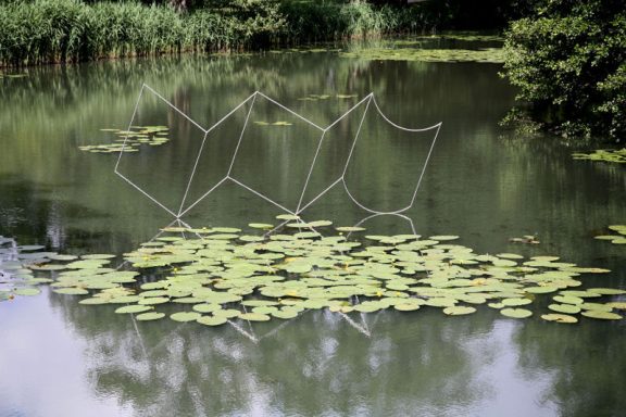 Wasserleporello Wasserleporello, 2007, Edelstahl, Museum Schloss Moyland, 180 x 480 x 3 cm