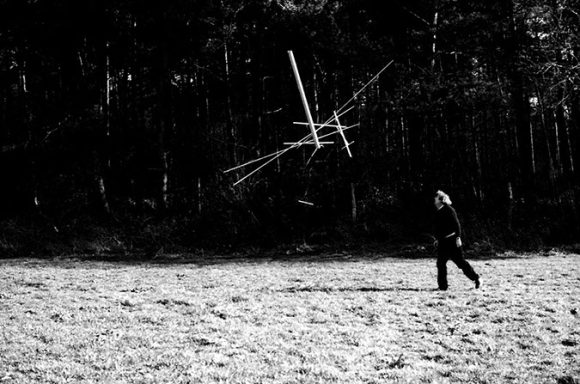Geworfene Plastik I Geworfene Plastik I, Reichswald, 27.03.2002, Fotoserie, 7 Fotos, C-Print