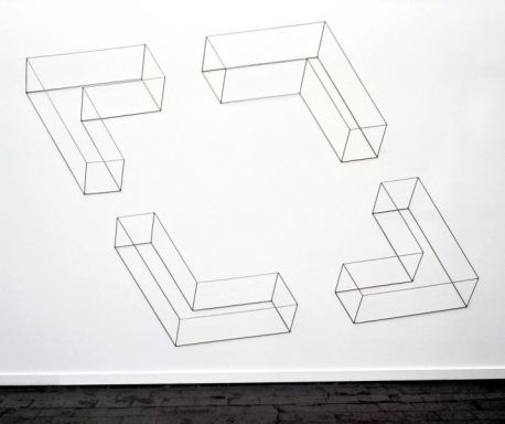 Vier Winkel Vier Winkel - Ein Raum, 2003, Edelstahl, 294 x 416 x 32 cm