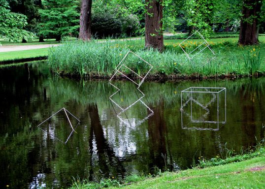 Versinkende Würfel Versinkende Würfel, 1993, Edelstahl, Kantenlänge jeweils 100 cm, Forstgarten, Kleve