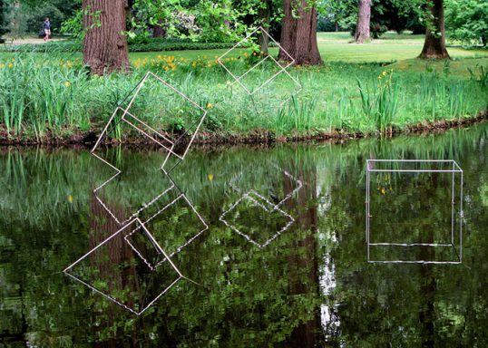 Versinkende Würfel Versinkende Würfel, 1993, Edelstahl, Kantenlänge jeweils 100 cm, Forstgarten, Kleve