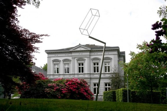 Quader balanciert auf Winkel Quader balanciert auf Winkel, 2006, Edelstahl, Höhe 450 cm