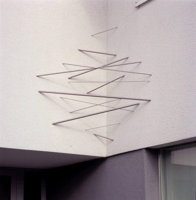 Eckendurchdringung LobbenMoenig, 2006, Edelstahl, ca. 100 x 100 x 40 cm