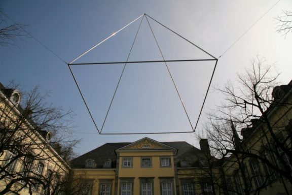 Schwebende Pyramide Schwebende Pyramide, 2012, Edelstahl, Aluminium, Kunst aus NRW, ehemalige Reichsabtei Aachen Kornelimuenster