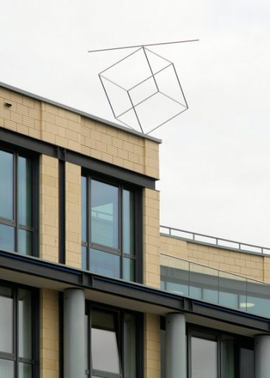 Balancierender Würfel Balancierender Würfel mit Stange, 2020, Edelstahl, Volksbank Kleverland, Kleve