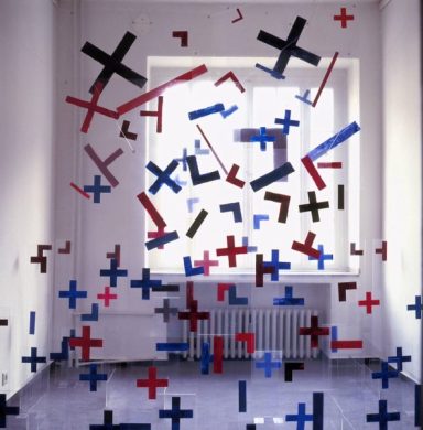 Blaues Kreuz Blaues Kreuz, 1987, Acrylfarbe auf Plexiglas und PVC-Folie, ca. 400 x 400 x 400 cm