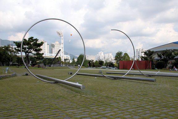R-RI-RING R-RI-RING, 2002, Edelstahl, jeweils 600x1800x600 cm, Busan Biennale, Asiad Sculpture Plaza, Südkorea