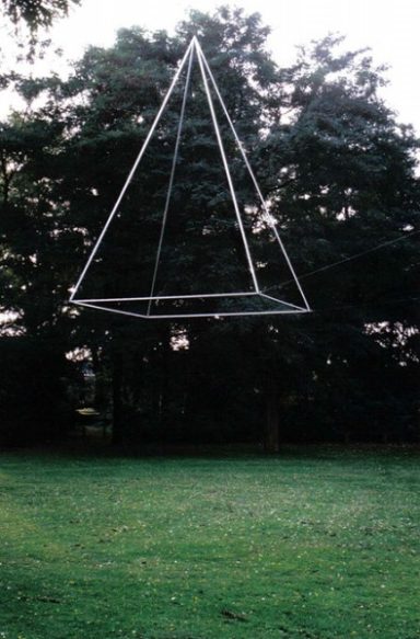 Schwebende Pyramide Schwebende Pyramide, 2003, Aluminium, Edelstahl